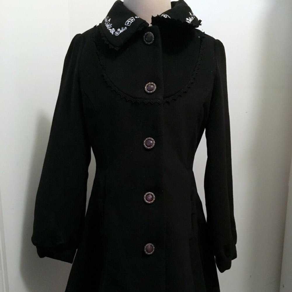 Axes Femme Disney Alice in Wonderland Coat